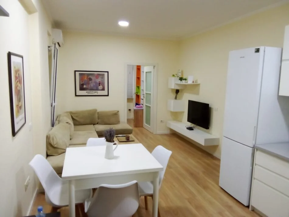 Tirane, jepet me qera apartament 2+1 Kati 3, 70 m² 600 € (Rruga e Barrikadave)