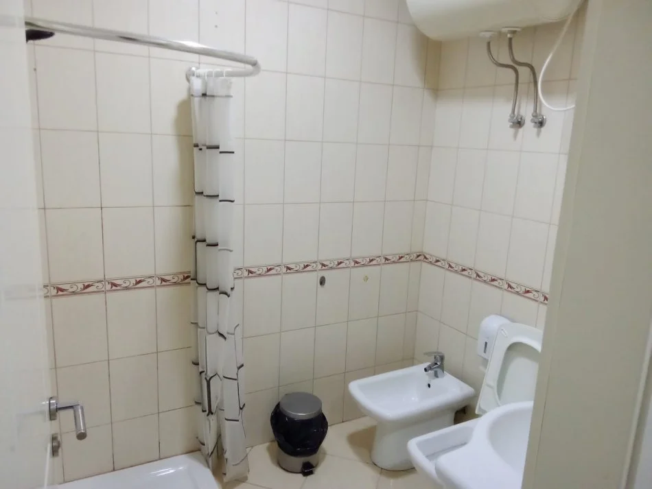 Tirane, jepet me qera apartament 2+1 Kati 3, 70 m² 600 € (Rruga e Barrikadave)