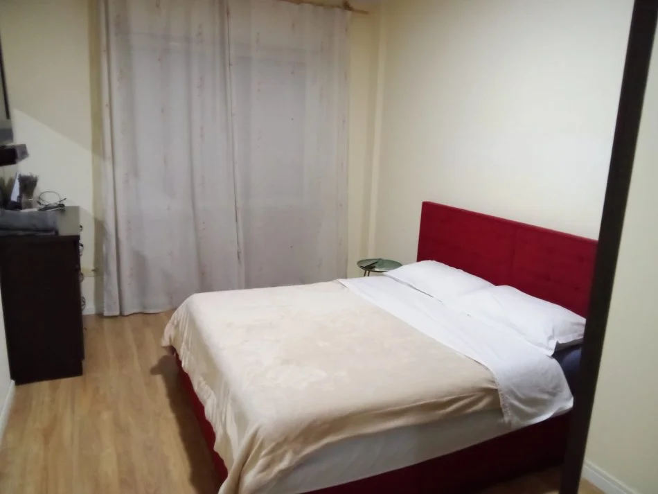 Tirane, jepet me qera apartament 2+1 Kati 3, 70 m² 600 € (Rruga e Barrikadave)