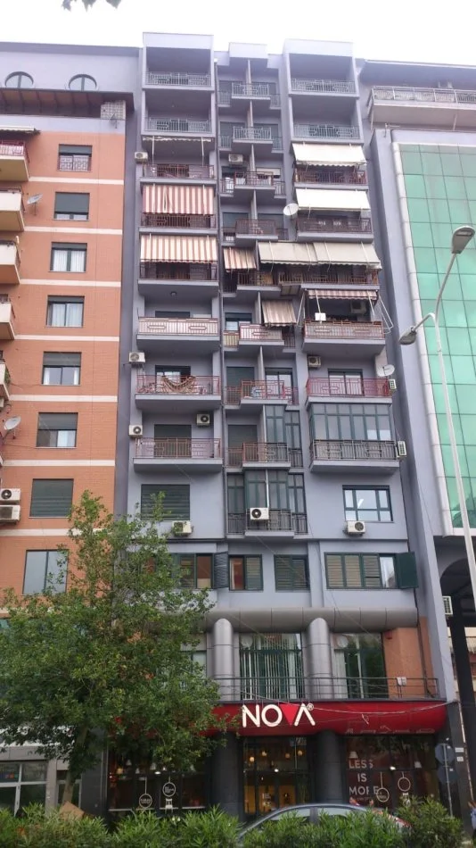 Tirane, jepet me qera apartament 1+1 Kati 8, 65 m² 520 € (Perball Delijorgjit)