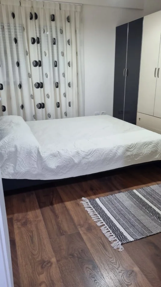 Tirane, jepet me qera 1+1+Ballkon Kati 3, 650 € (Kristal Center)