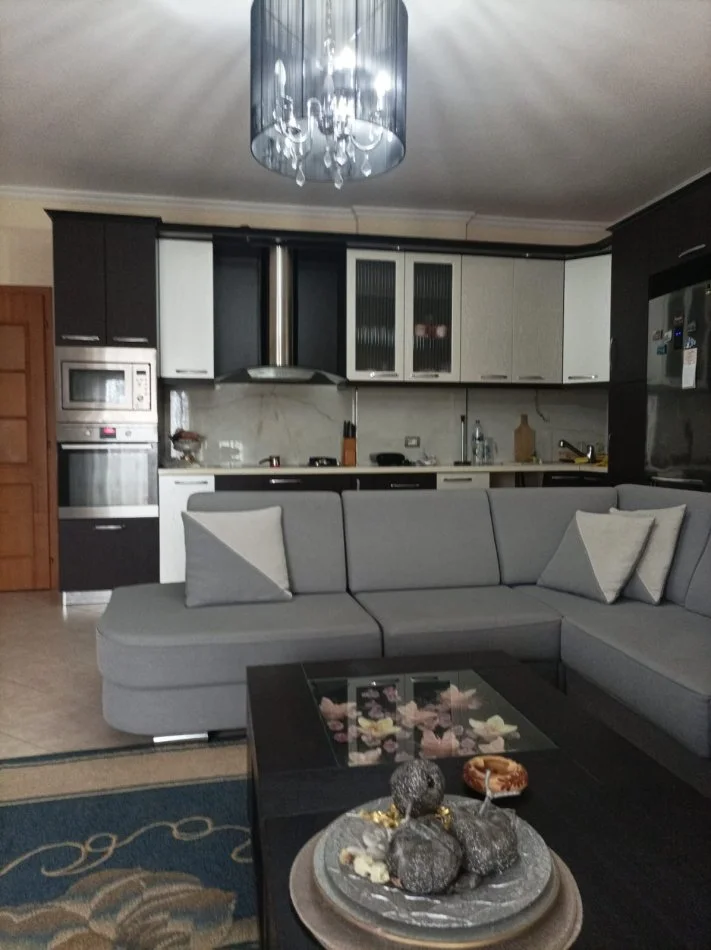 Tirane, jap me qera apartament 3+1+Ballkon Kati 6, 125 m² 500 € (Kodra e Priftit)