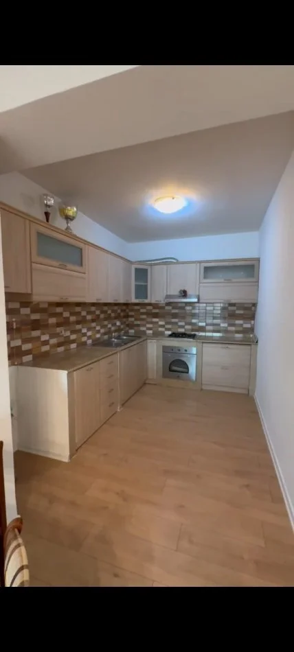 Tirane, jepet me qera apartament duplex 2+1 Kati 3, 70 m² 600 € (Riza Cerova)