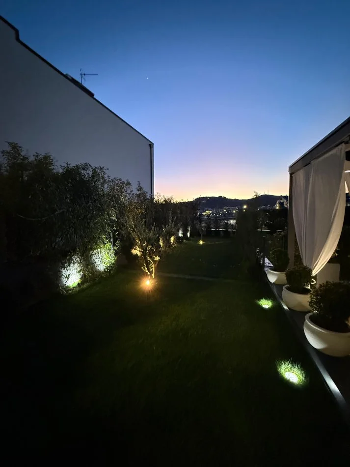 Tirane, jepet me qera 3+1+Aneks+Ballkon Kati 1, 200 m² 1.700 € (TEG)