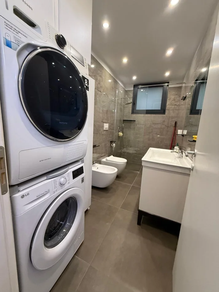 Tirane, jepet me qera 3+1+Aneks+Ballkon Kati 1, 200 m² 1.700 € (TEG)