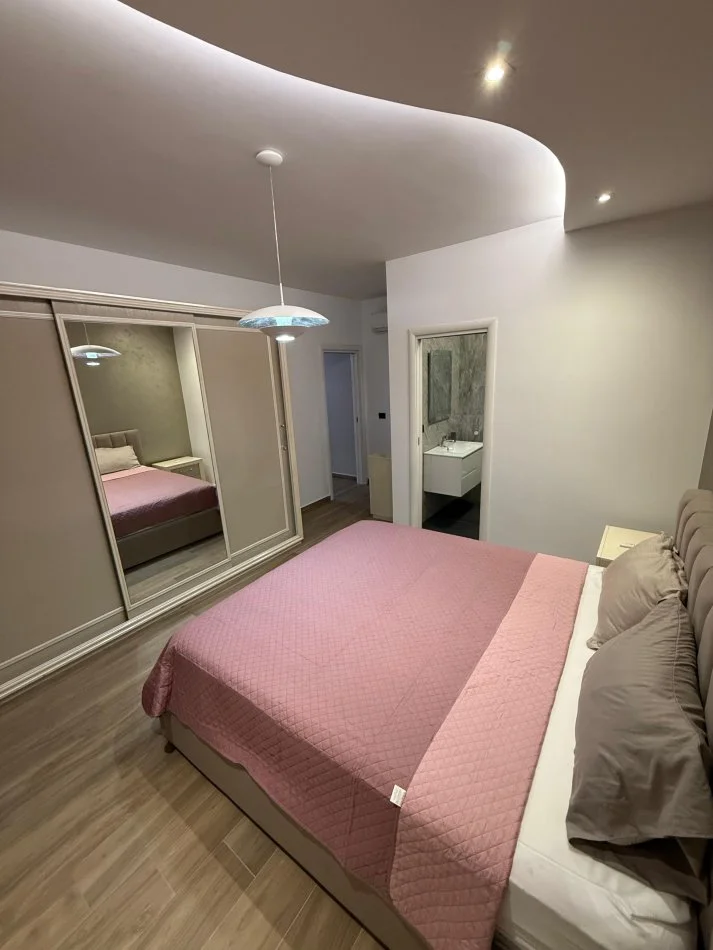 Tirane, jepet me qera 3+1+Aneks+Ballkon Kati 1, 200 m² 1.700 € (TEG)