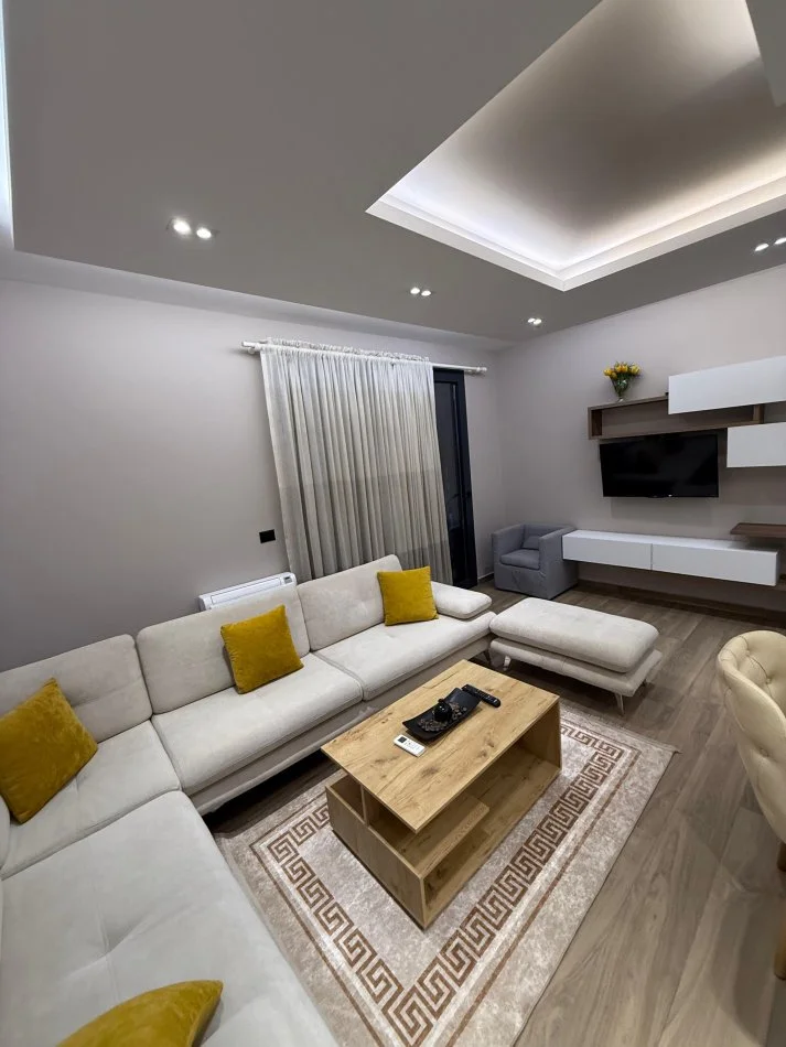 Tirane, jepet me qera 3+1+Aneks+Ballkon Kati 1, 200 m² 1.700 € (TEG)