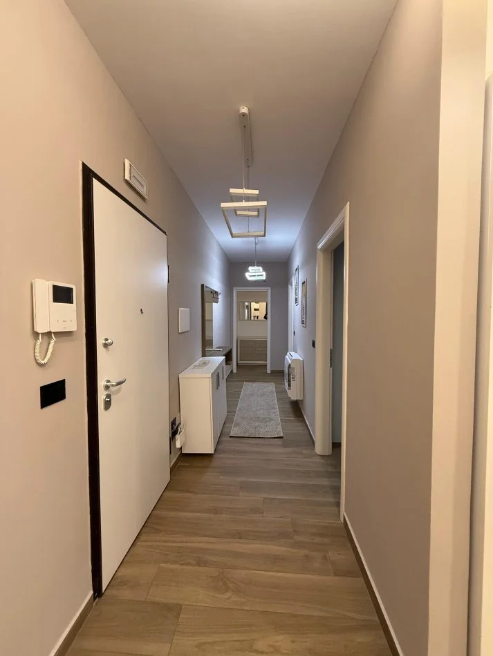 Tirane, jepet me qera 3+1+Aneks+Ballkon Kati 1, 200 m² 1.700 € (TEG)