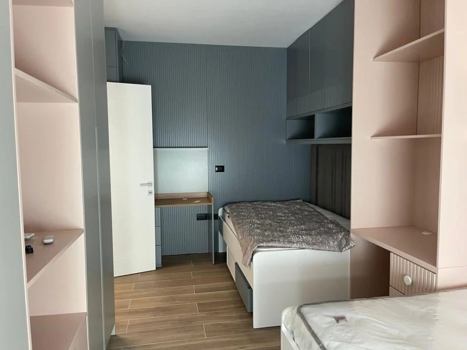 Tirane, jepet me qera apartament 2+1+Ballkon Kati 2, 120 m² 1.500 € (TEG)