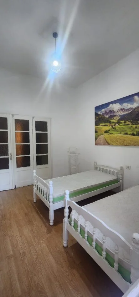 Tirane, jepet me qera apartament 2+1 , 80 m² 500 € (Sheshi Wilson)