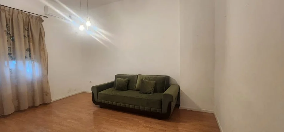 Tirane, jepet me qera apartament 2+1 , 80 m² 500 € (Sheshi Wilson)