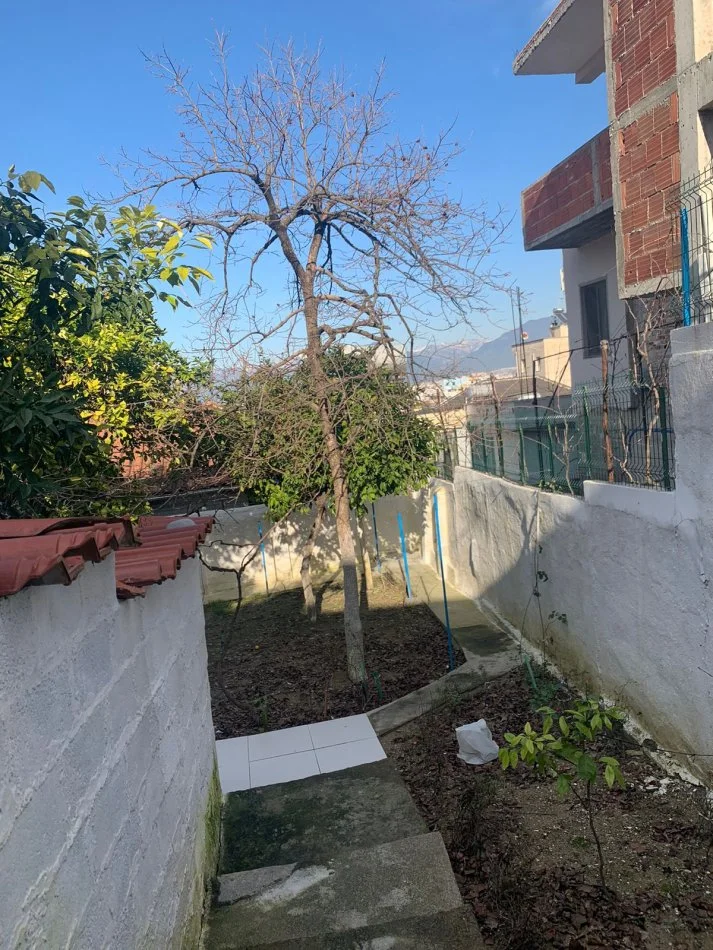 Tirane, shes shtepi 2 Katshe , 225.000 € 