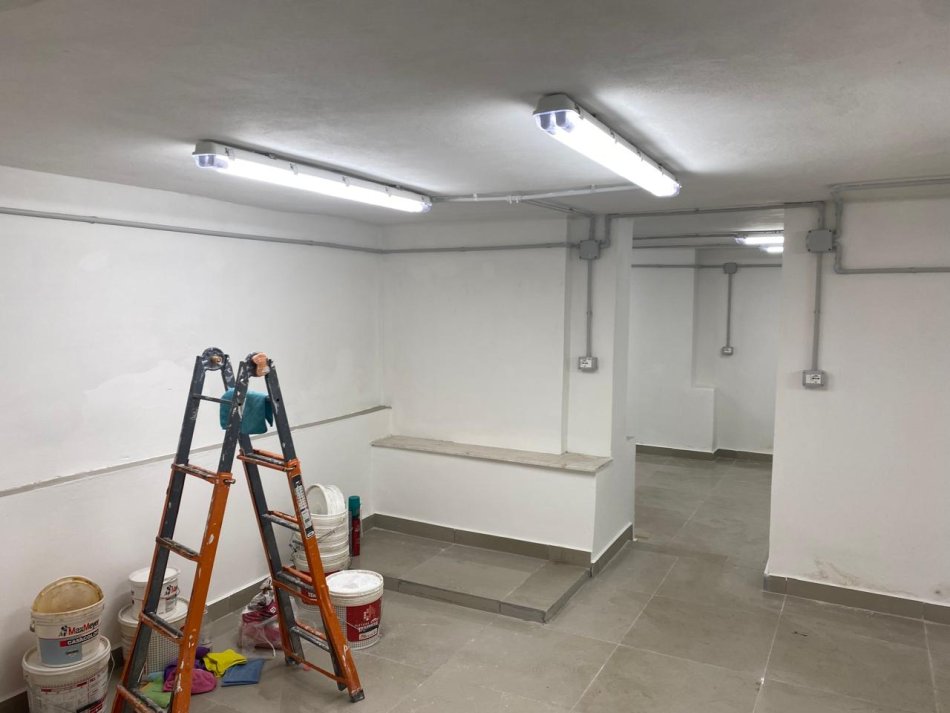 Tirane, jap me qera ambjent biznesi Kati 0, 180 m² 1.000 € (Stacioni i Trenit)
