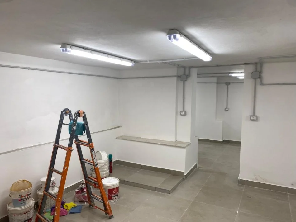 Tirane, shes magazine Kati 0, 180 m² 200.000 € (Ish Stacioni Trenit)