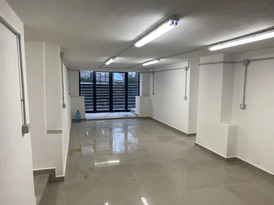 Tirane, jap me qera ambjent biznesi Kati 0, 180 m² 1.000 € (Stacioni i Trenit)