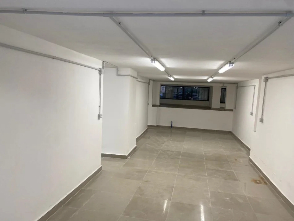 Tirane, shes magazine Kati 0, 180 m² 200.000 € (Ish Stacioni Trenit)