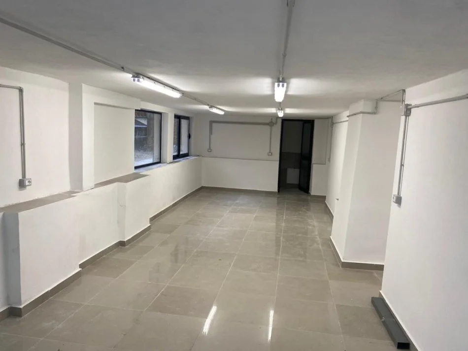 Tirane, jap me qera ambjent biznesi Kati 0, 180 m² 1.000 € (Stacioni i Trenit)