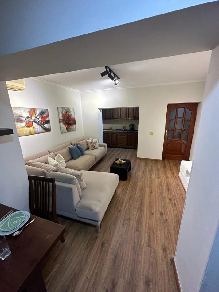 Tirane, jepet me qera apartament 2+1 Kati 1, 85 m² 550 € (Rruga Karl Gega)