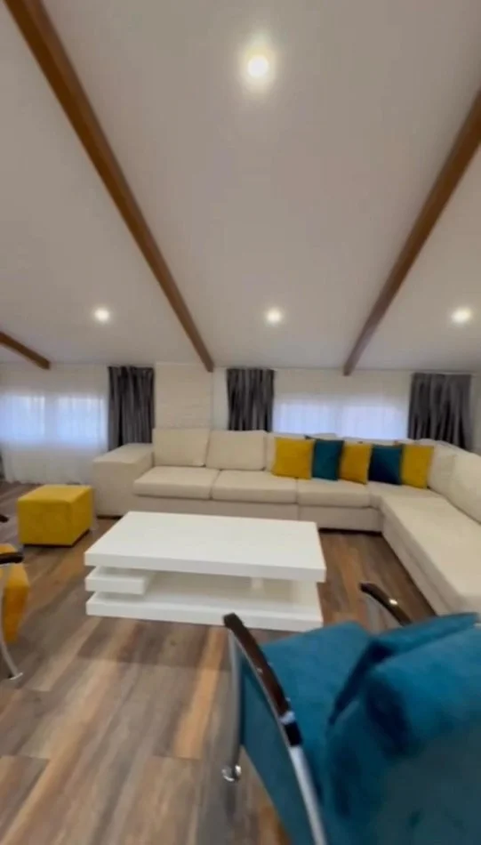 Tirane, jepet me qera apartament 3+1+Aneks+Ballkon Kati 3, 195 m² 1.500 € (TEG)