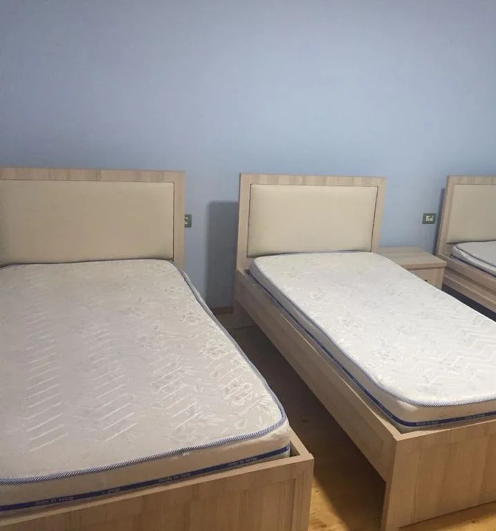 Tirane, jepet me qera garsonier 1+1 Kati 1, 35 m² (Pran Shkolles Fan Noli, Pazari I Ri)