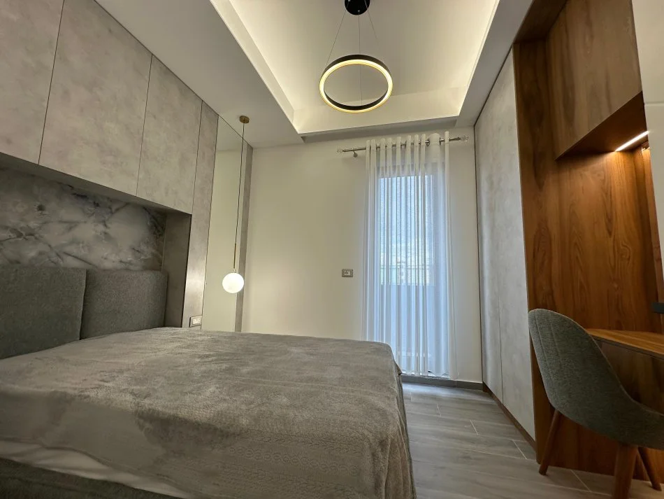 Tirane, jepet me qera apartament 2+1+Ballkon Kati 5, 107 m² 1.500 € (Shkolla e Kuqe)