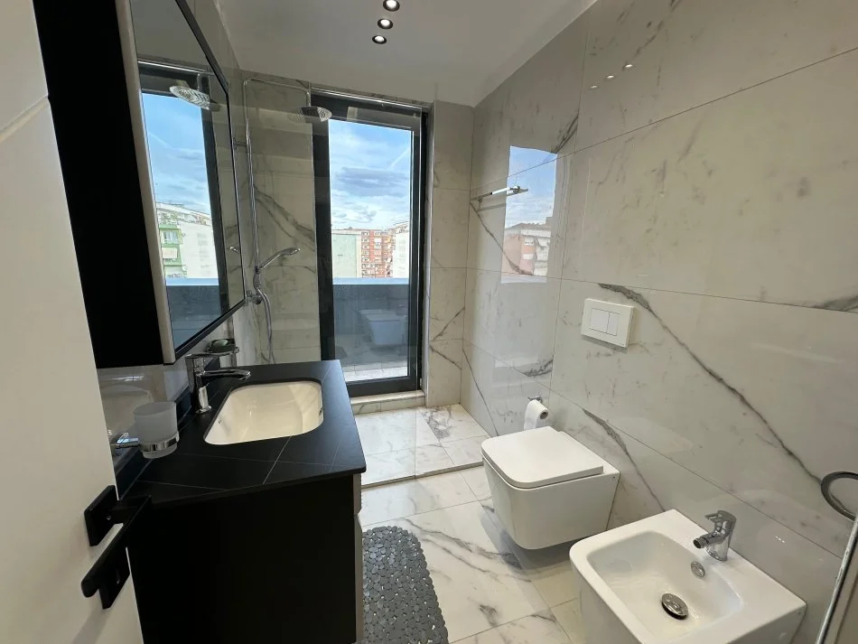 Tirane, jepet me qera apartament 2+1+Ballkon Kati 5, 107 m² 1.500 € (Shkolla e Kuqe)