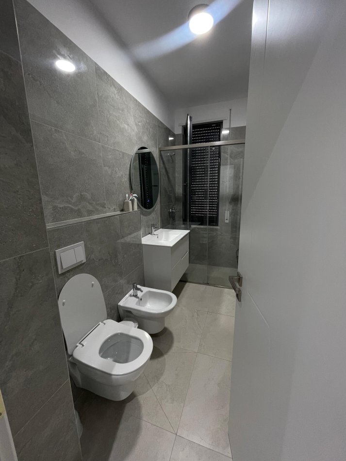 Tirane, shitet apartament 2+1+Ballkon Kati 4, 92 m² 200.000 € (Porcelan)