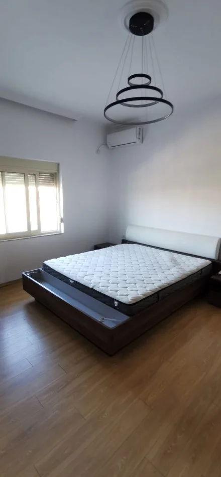 Tirane, jepet me qera Vile 3+1+Aneks+Ballkon Kati 2, 170 m² 500 € 