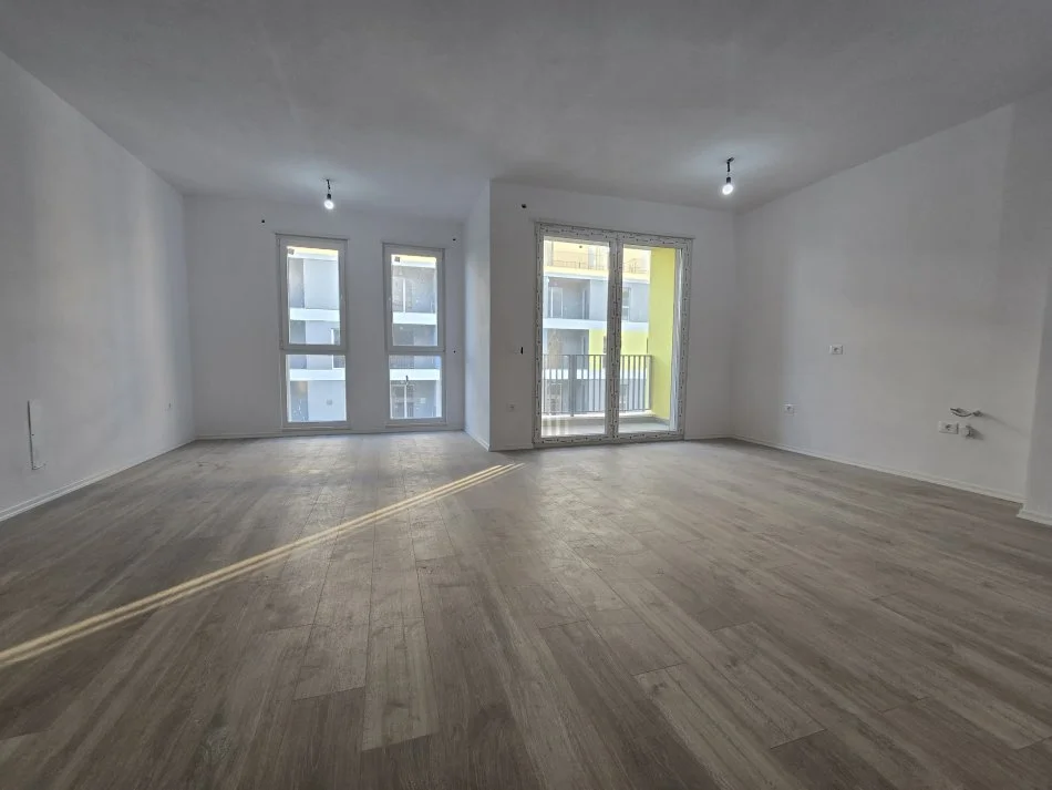 Tirane, shitet apartament 2+1+Ballkon Kati 6, 115.000 € (Univers City)