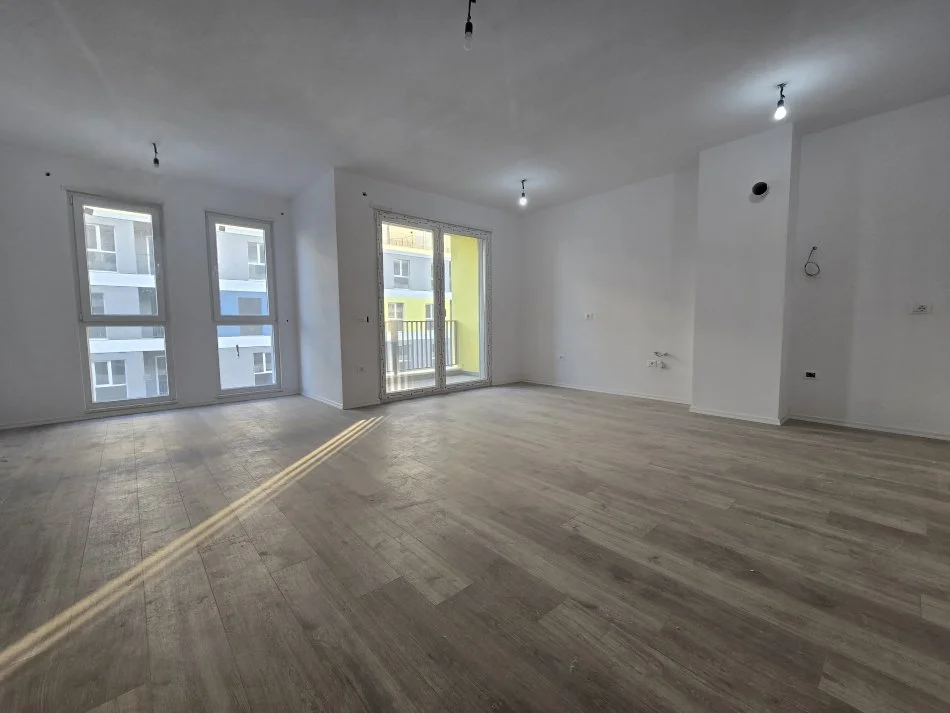 Tirane, shitet apartament 2+1+Ballkon Kati 6, 115.000 € (Univers City)