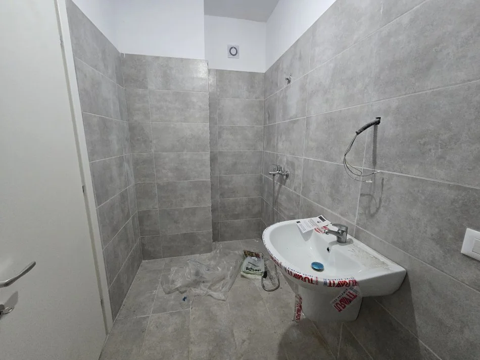 Tirane, shitet apartament 2+1+Ballkon Kati 6, 115.000 € (Univers City)