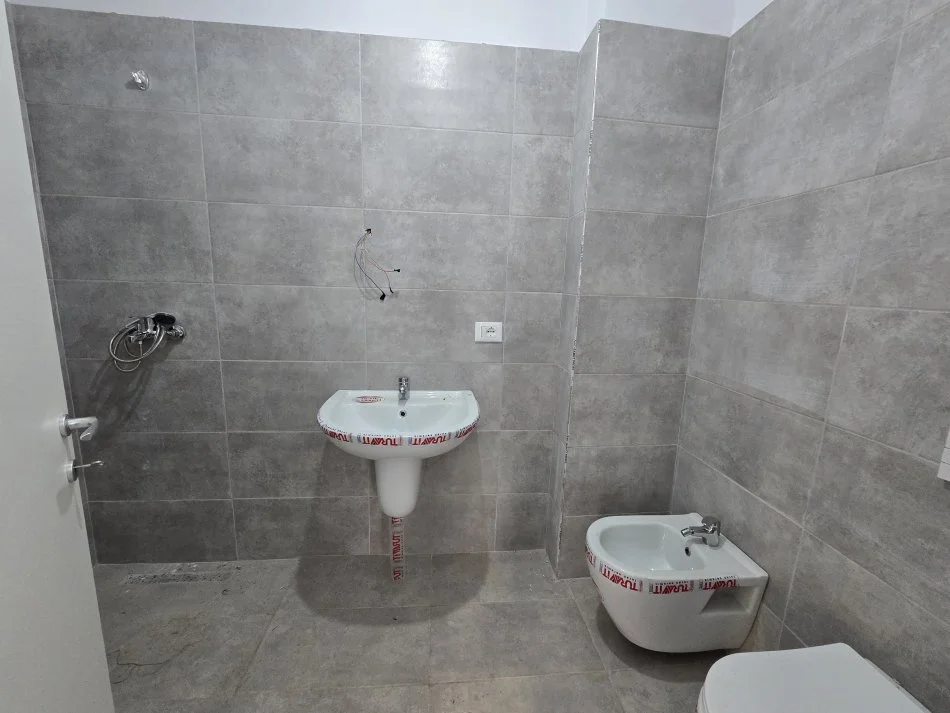 Tirane, shitet apartament 2+1+Ballkon Kati 6, 115.000 € (Univers City)