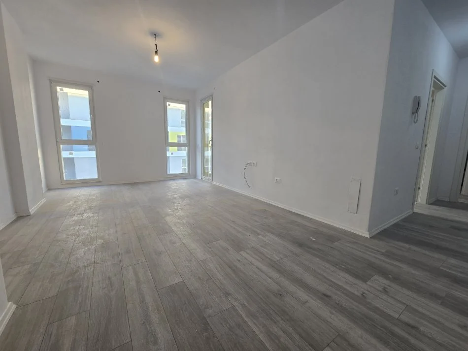 Tirane, shitet apartament 2+1+Ballkon Kati 6, 106.000 € (Univers City)