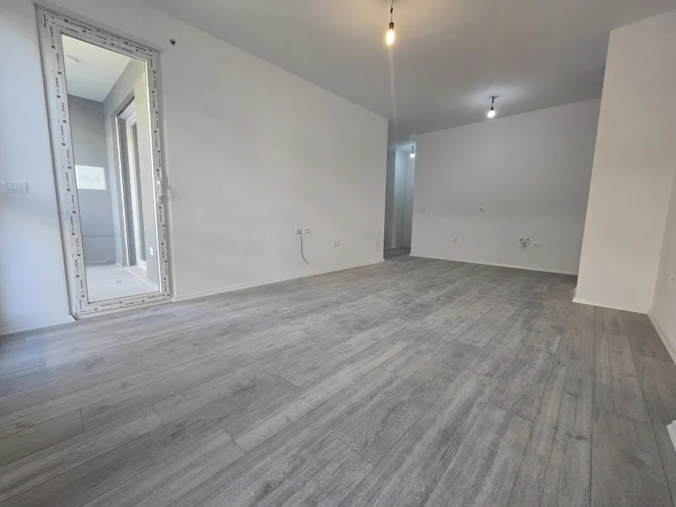 Tirane, shitet apartament 2+1+Ballkon Kati 6, 106.000 € (Univers City)