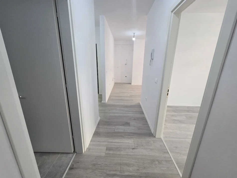Tirane, shitet apartament 2+1+Ballkon Kati 6, 106.000 € (Univers City)