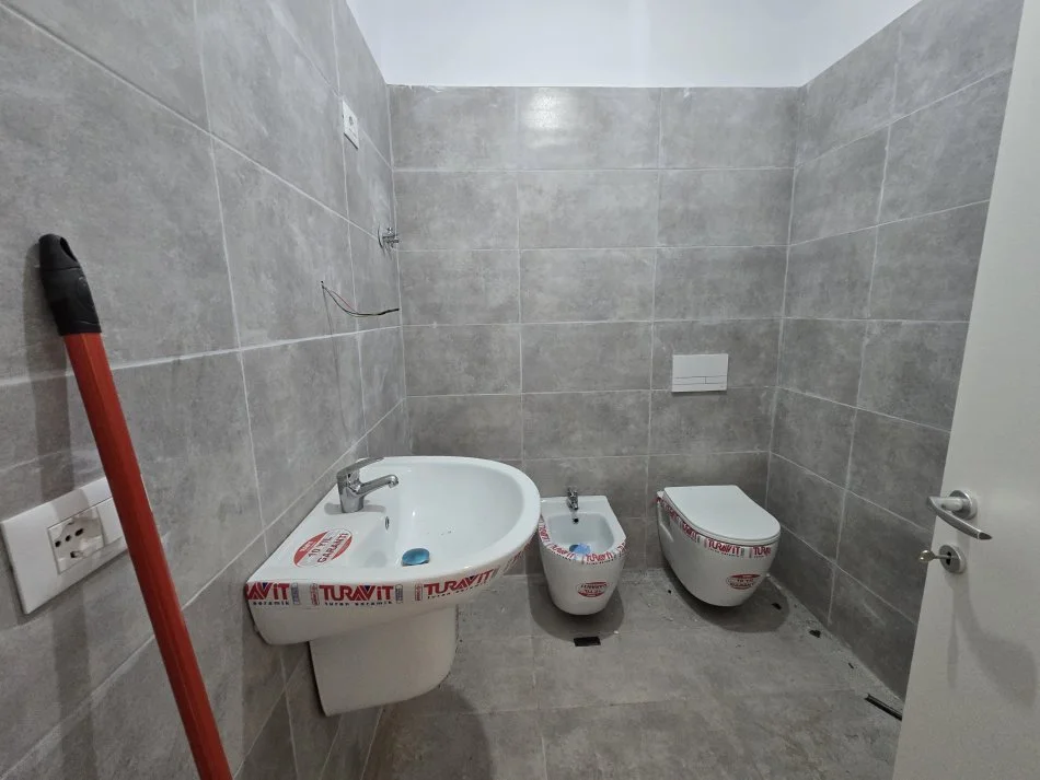 Tirane, shitet apartament 2+1+Ballkon Kati 6, 106.000 € (Univers City)