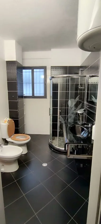 Tirane, jepet me qera apartament 2+1+Ballkon Kati 1, 100 m² 350 € (Rruga Thesarit)