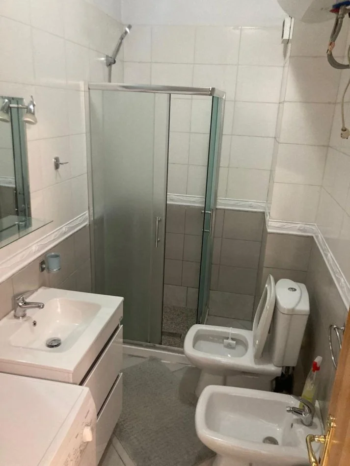 Tirane, jepet me qera apartament Kati 2, 60 m² 550 € 