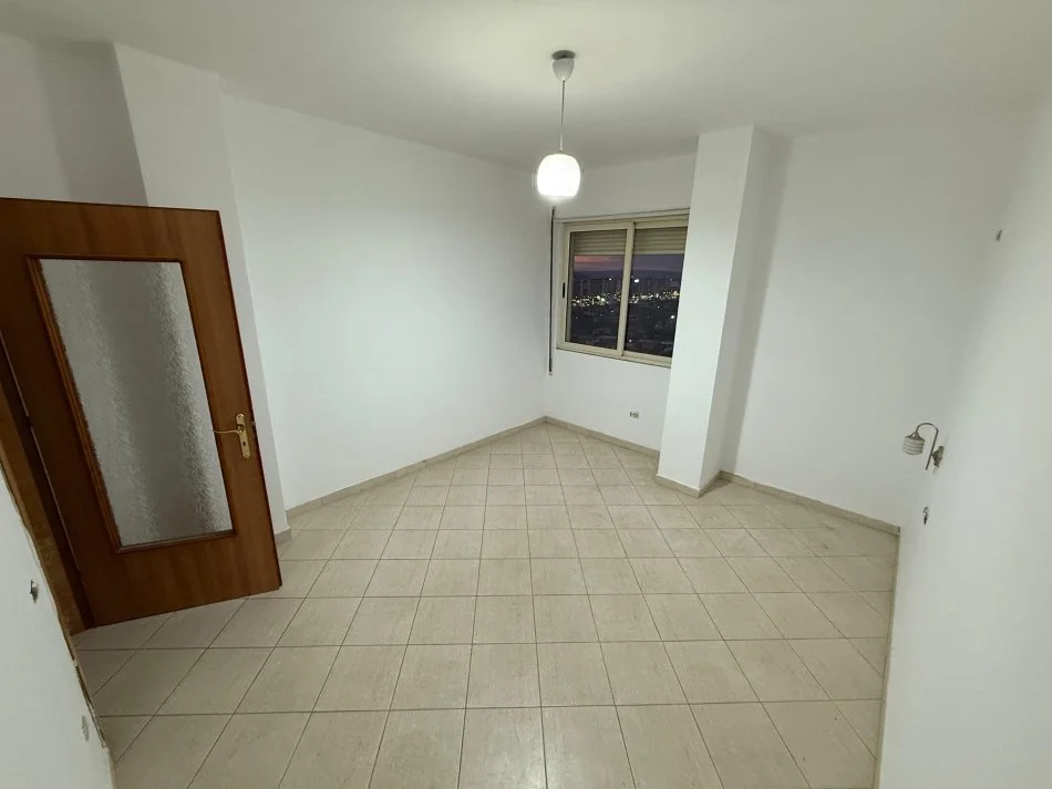 Tirane, shes apartament 2+1+Ballkon Kati 11, sip. 90m² 180.000 € (Perball Delijorgjit)