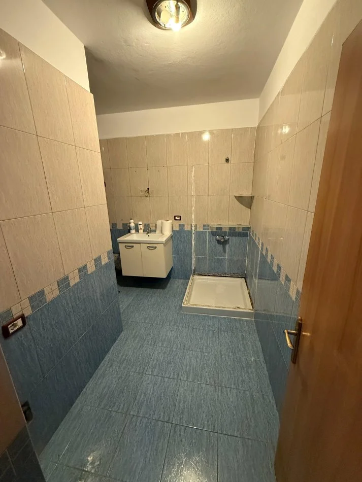 Tirane, shes apartament 2+1+Ballkon Kati 11, sip. 90m² 180.000 € (Perball Delijorgjit)