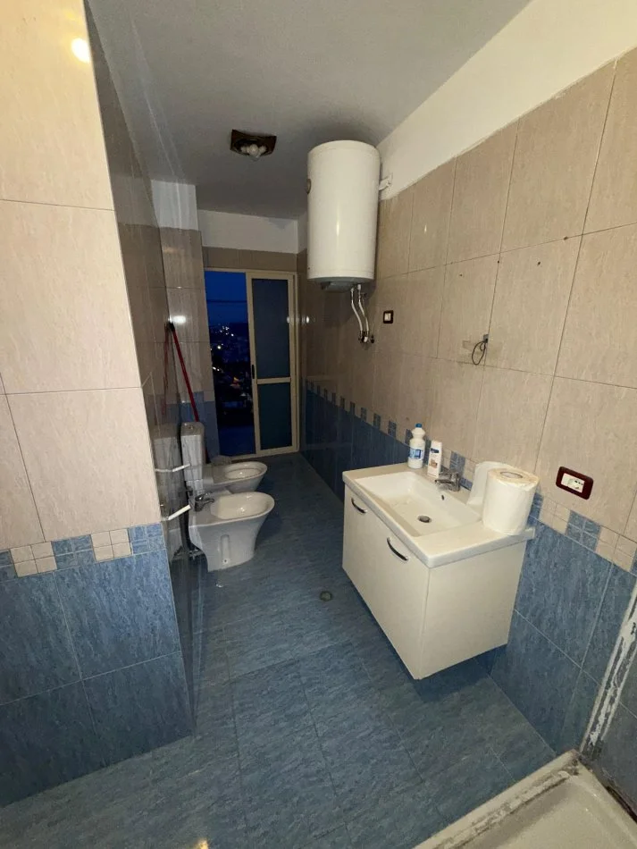 Tirane, shes apartament 2+1+Ballkon Kati 11, sip. 90m² 180.000 € (Perball Delijorgjit)