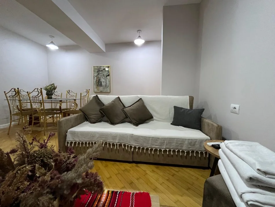 Tirane, jepet me qera apartament 1+1+Aneks Kati 1, 55 m² 500 € (Stadiumi Dinamo)