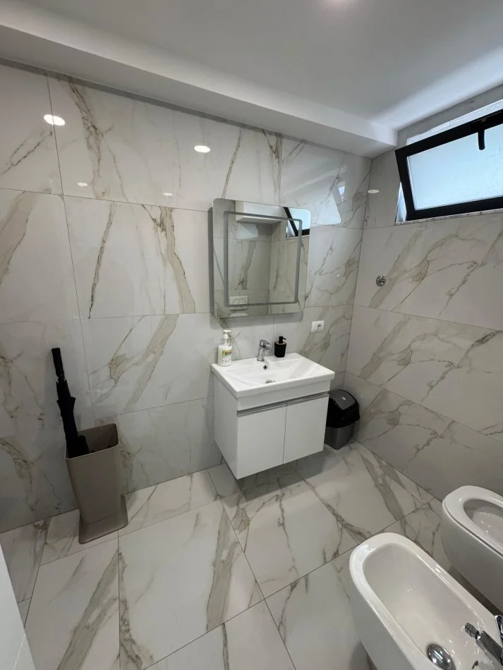 Tirane, jepet me qera zyre Kati 1, 72 m² 1.000 € (Bulevardi Zogu i Pare)