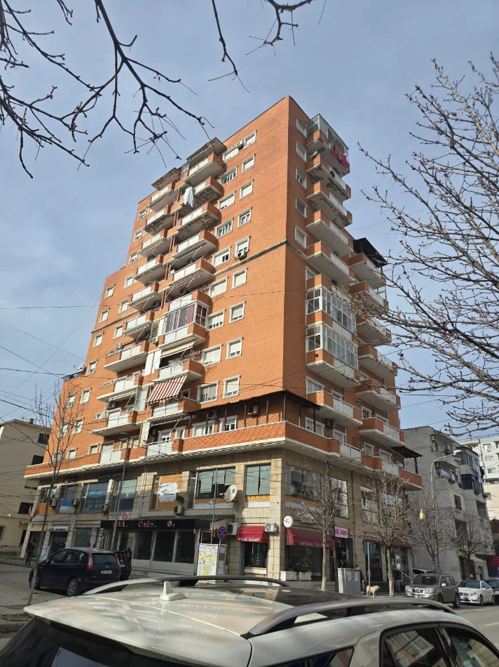 Durres, jepet me qera apartament 1+1+Aneks+Ballkon Kati 8, 73 m² 330 € (Lagjja nr. 6, pallati KMY, afer Muzeut te Deshmorevee)