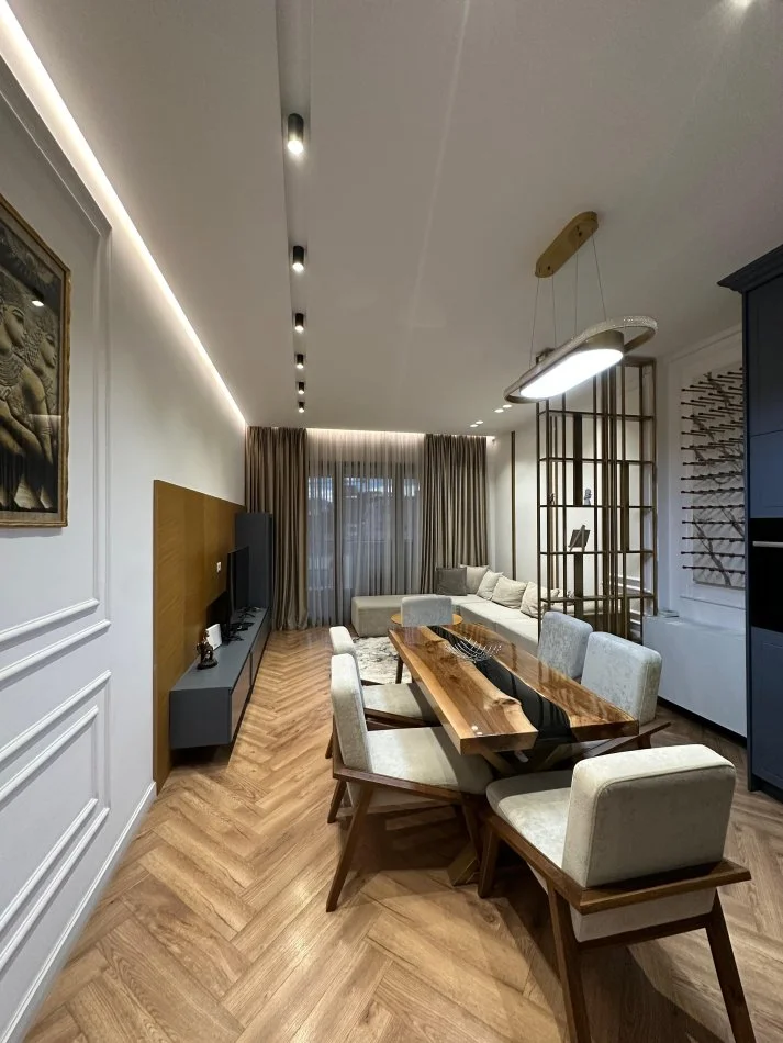 jepet me qera apartament 2+1+Ballkon Kati 7, 110 m² 1.500 € (Rruga e Kavajes)