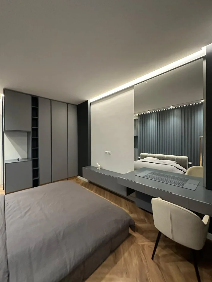 jepet me qera apartament 2+1+Ballkon Kati 7, 110 m² 1.500 € (Rruga e Kavajes)