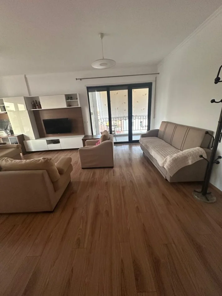 Tirane, jepet me qera apartament Kati 4, 250 m² 550 € 