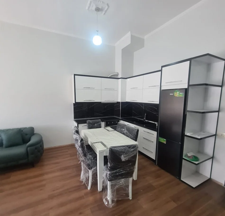 Tirane, jap me qera apartament 2+1+Ballkon Kati 8, 98 m² 600 € (KOMPLEKSI GOLDEN PARK)