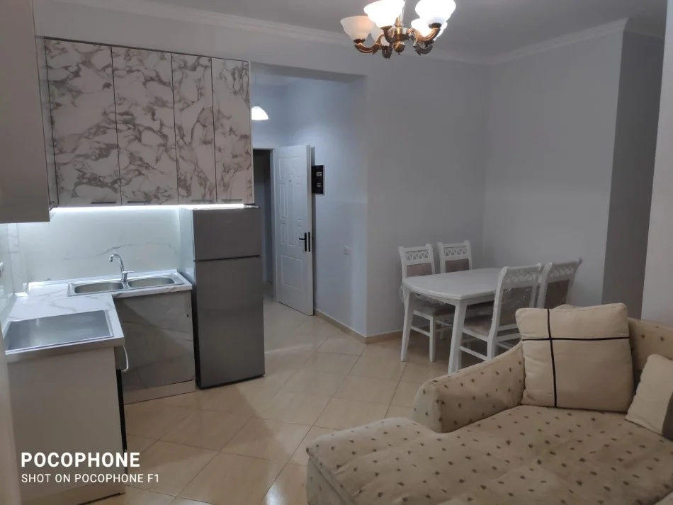 Tirane, jepet me qera apartament 2+1+Ballkon Kati 1, 85 m² 450 € (Rruga Kokonozve)