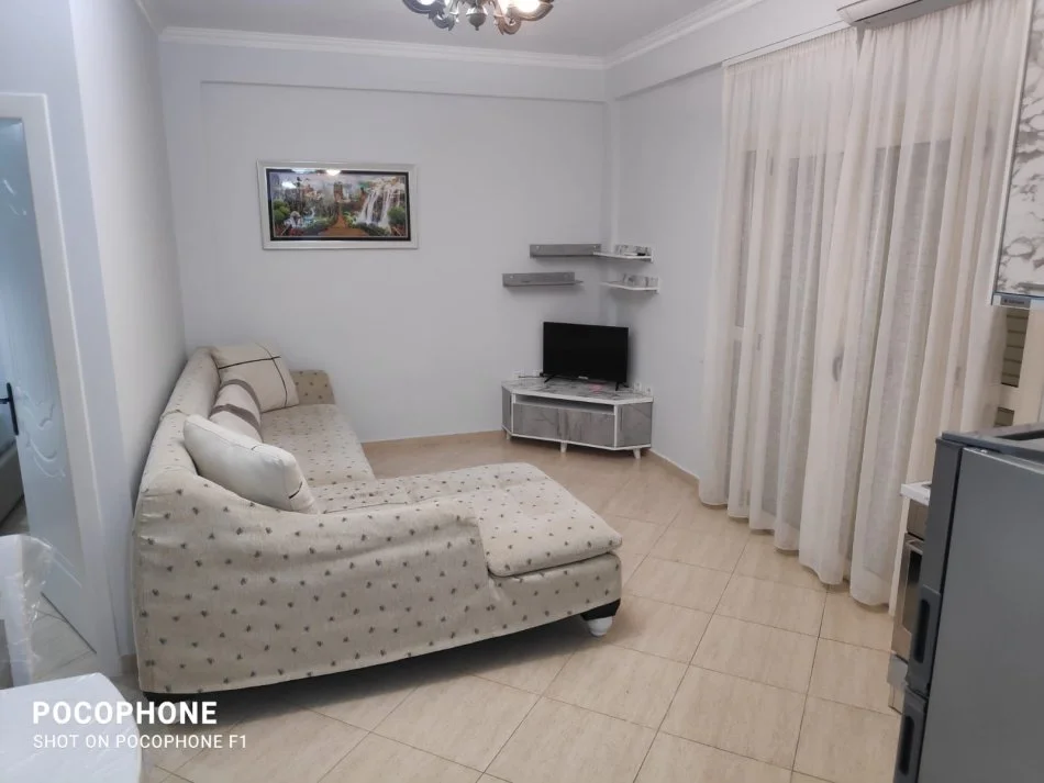 Tirane, jepet me qera apartament 2+1+Ballkon Kati 1, 85 m² 450 € (Rruga Kokonozve)